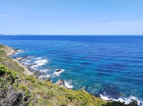 蓝色大海海岸风光摄影图片
